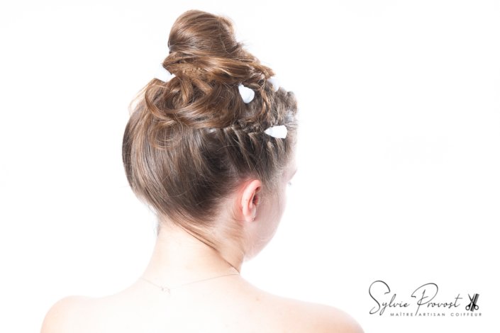 Chignon haut romantique avec tresses