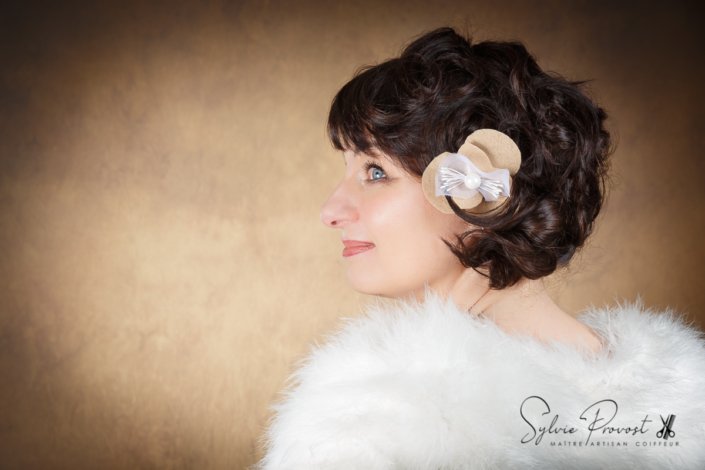 Fleur fantaisie montée sur barrette