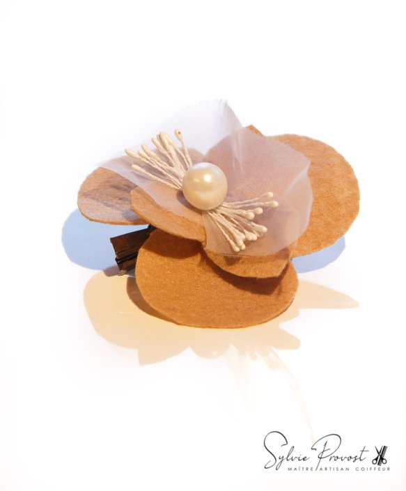 Fleur beige avec tulle et perle