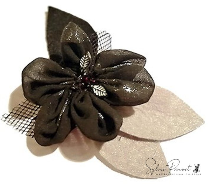 Grande fleur noire avec pétales