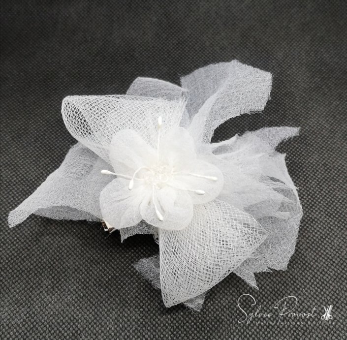 Grande fleur blanche en tulle
