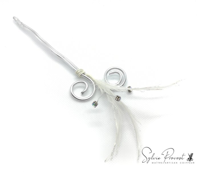 Pince blanche avec plumes