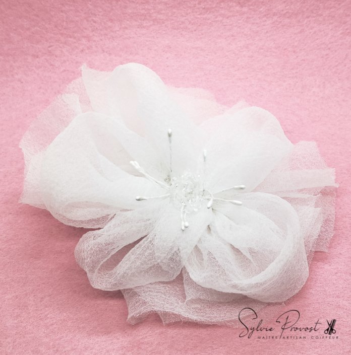 Grande fleur de tulle blanche