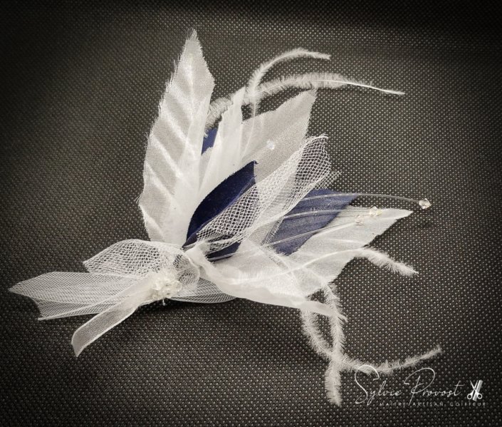 Grande fleur bi tons avec plumes