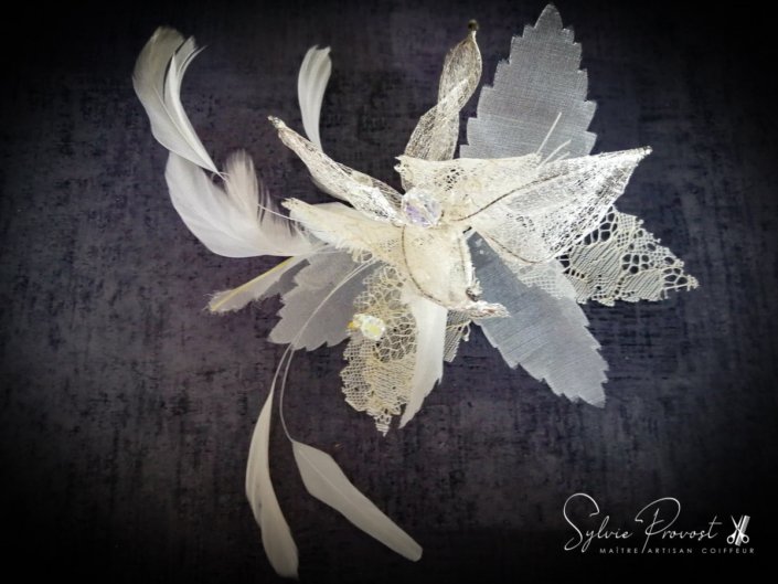 Grande fleur blanche avec plumes