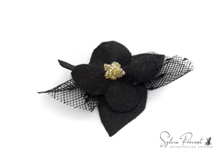Fleur noir avec perles et tulle