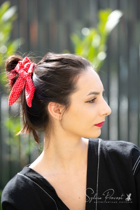 Cheveux noués avec le bandeau (ici en tresse simple)