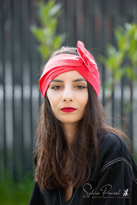 Façon turban, avec la fleur
