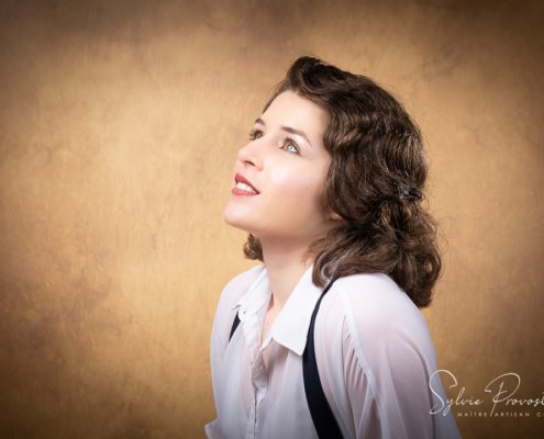 Look rétro et coiffure à crans