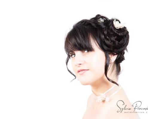 Coiffure de mariée rétro, chignon haut de côté