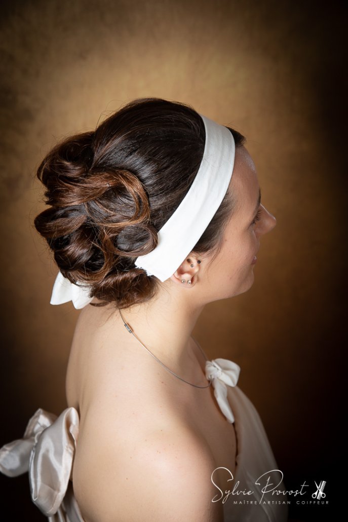 Côté droit, l'attache et les boucles du chignon