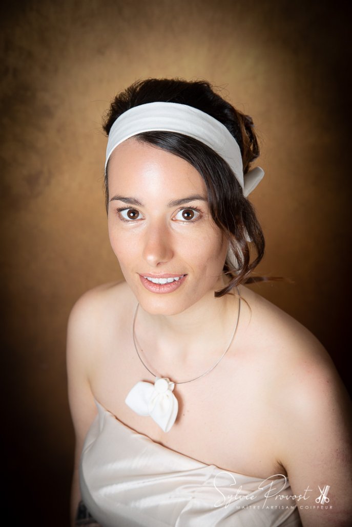 Notre modèle de face et sa magnifique coiffure