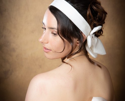 Vue de trois quart dos de l'accessoire et du chignon