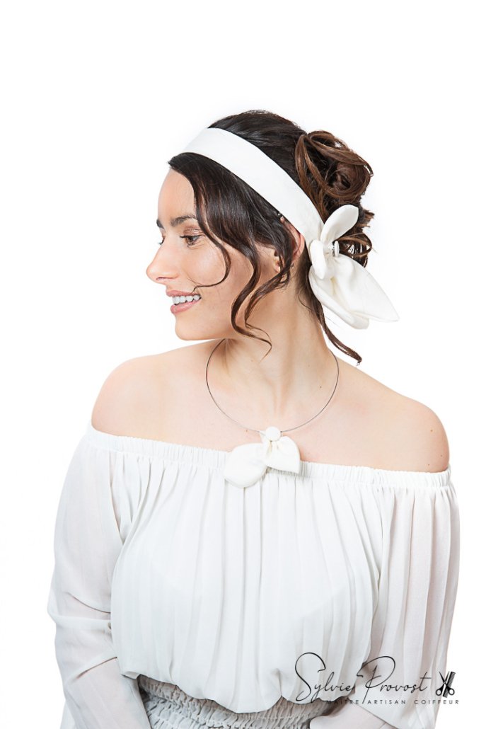 Sobre et élégant, cet accessoire peut convenir pour une mariée, une témoin, ou lors d'une soirée !